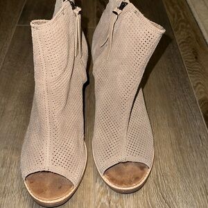 Toms zipper booties like new! size 9 tan peek toe